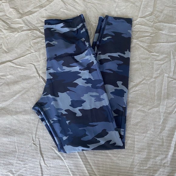 Beyond Yoga Lux High-Waisted Midi Leggings Blue Camo size Small - Picture 1 of 3